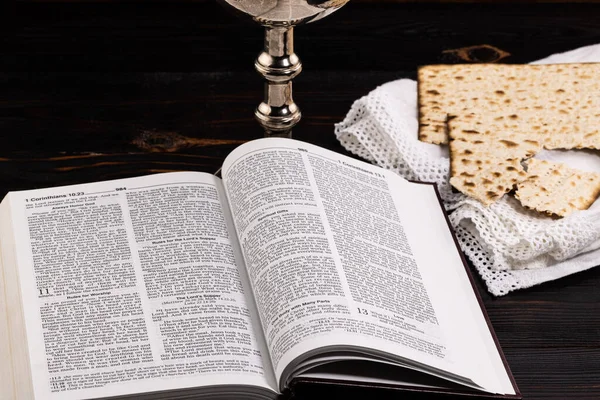 Helig Gemenskap Kalk Med Vin Bröd Och Bibel Herrens Middag — Stockfoto