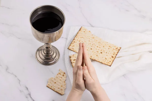 神圣的圣餐杯 酒和面包 主的晚餐和双手交叉在一起祈祷 — 图库照片