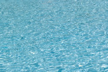 Mavi su arka planı. Havuzun en üst manzarası..