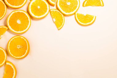 Dilimlenmiş turuncu arka plan deseni. Kopya alanı olan turuncu meyve üstü görünümü.