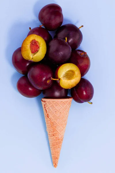 Frische Früchte Zapfen Waffelkegel Und Reife Rosa Pflaumen Sommerlicher Hintergrund — Stockfoto