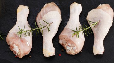 Koyu arka planda çiğ et ve baharatlar, üst görünüm.