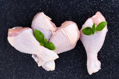 Çiğ tavuk bacağı. Tavuk budu üst görünüm.