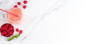 Böğürtlenli cam bir kavanozda meyve püresi. Kopyalama alanı olan üst görünüm.