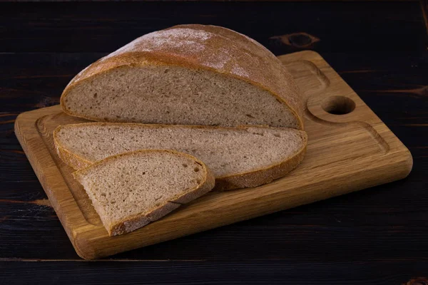 Chleb Żytni Desce Krojenia Ciemnym Tle Chleb Krojony — Zdjęcie stockowe
