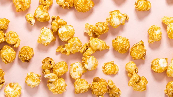 Karamell Popcorn Pasztell Rózsaszín Háttér — Stock Fotó