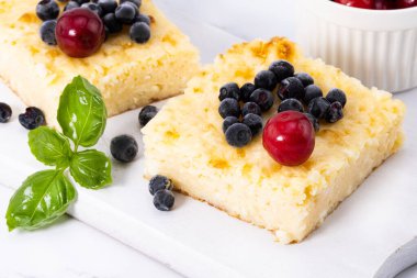 Çilekli süzme peynir güveci. Kremalı turta..