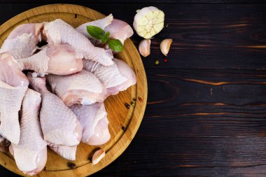 Çiğ tavuk bacağı, ahşap arka planda baharatlı tavuk budu. Üst görünümü kopyala.