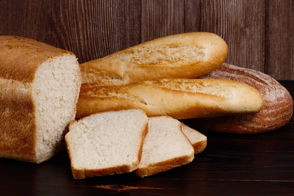 Pečený Chléb Bageta Dřevěném Stole Pozadí — Stock fotografie