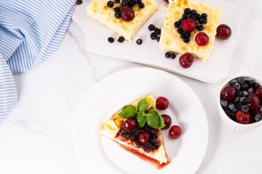 Kiraz reçelli süzme peynir güveci.