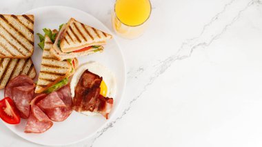 Kahvaltı, yumurta ve pastırma, sosis ve sandviç. Kopyalama alanı olan üst görünüm.
