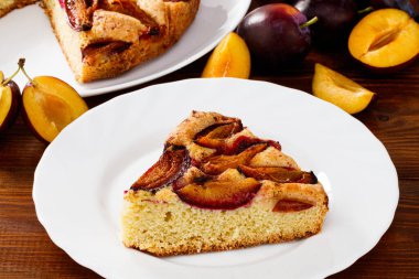 Tabakta bir dilim erikli turta. Erik turtası ve erik..