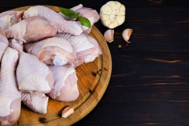 Çiğ tavuk bacağı, ahşap arka planda baharatlı tavuk budu. Üst görünümü kopyala.