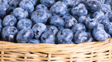 yabanmersini arkaplan dokusu ve hasır sepeti elementleri.