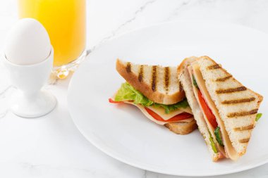 Sabah kahvaltısı sandviçi, haşlanmış yumurta ve portakal suyu.