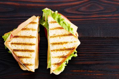 Jambonlu, marullu ve peynirli sandviç ve fotokopi alanı..