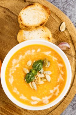 Kabak kremalı çorba. Arka planda tohumlar var. Kopya alanı da var. Üst görünüm.