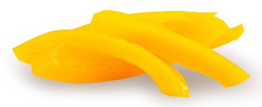 Beyaz arka planda izole edilmiş tatlı dolmalık biber dilimleri.