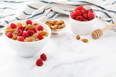 Sağlıklı kahvaltı. Taze ahududu ve bademli yulaf ezmesi. Boşluğu kopyala.