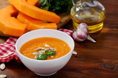 Kabak ve havuç çorbası, kabak tohumlu ahşap zemin..