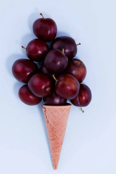 Eistüte Mit Pflaumen Frische Früchte Zapfen Sommerlicher Hintergrund — Stockfoto