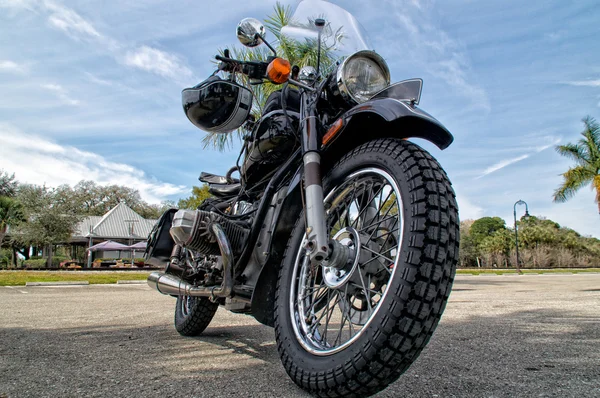 Vedere unghi scăzut a motocicletei de epocă — Fotografie, imagine de stoc