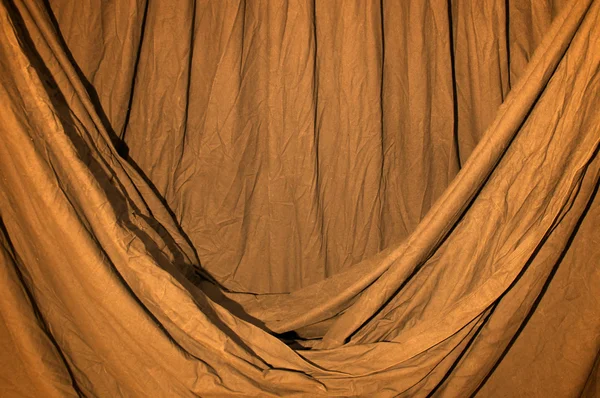 Pano de fundo preto envolto iluminado com gel de laranja — Fotografia de Stock