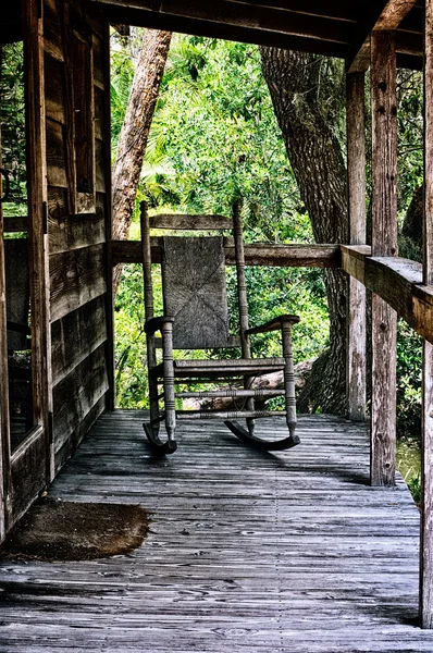 Παλιά κουνιστή καρέκλα στη βεράντα του σπιτιού — Φωτογραφία Αρχείου