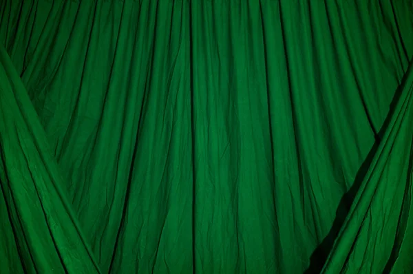 Tissu de fond noir drapé éclairé avec du gel vert — Photo