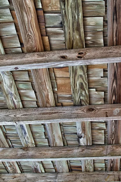 Techo de madera vieja de tejas —  Fotos de Stock