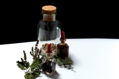 bitkisel özler ve ab kuru otlar ile üç cam şişe