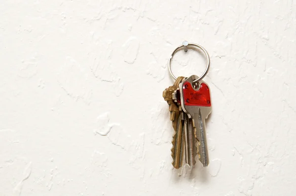 Tres llaves diferentes en la pared . — Foto de Stock