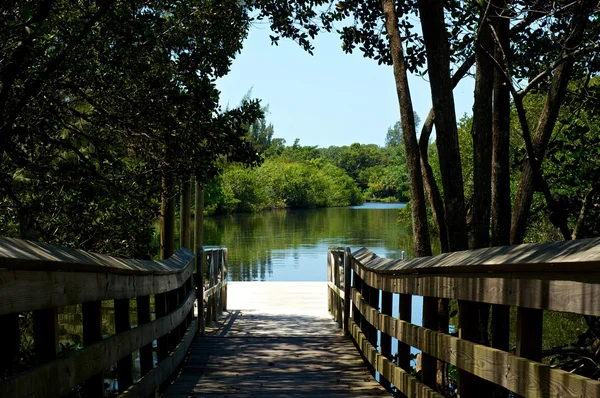 Utsikt över floden från strandpromenaden pier — Stockfoto