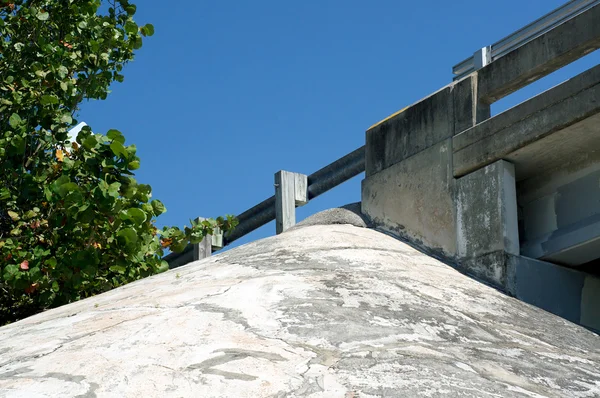 Olhando para o corrimão da ponte — Fotografia de Stock