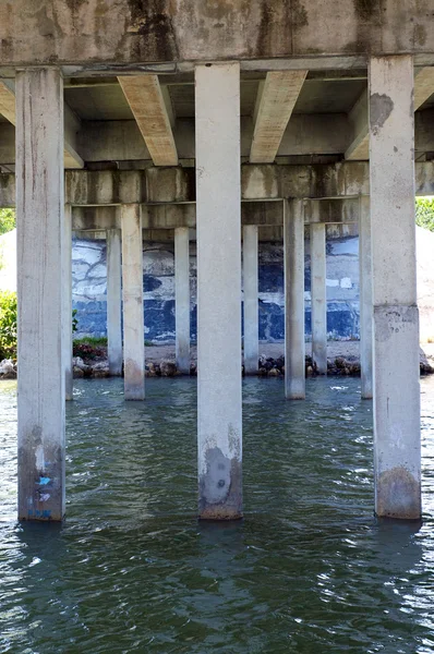 Water stroomt onder de brug — Stockfoto