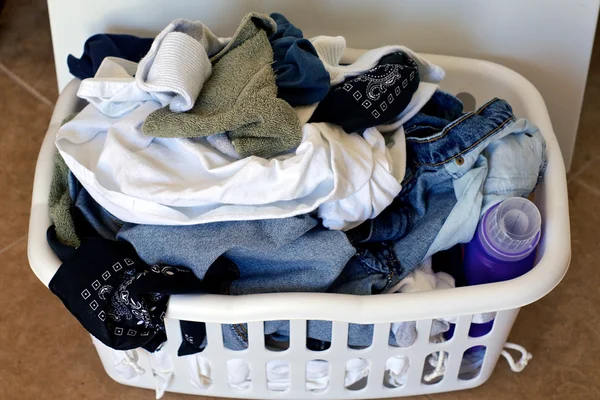 Cesta de lavandería completa — Foto de Stock