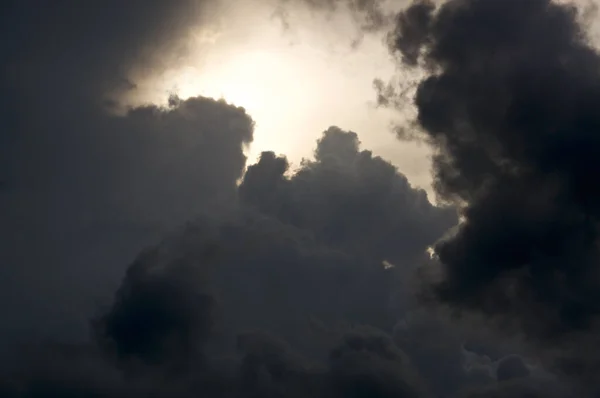 Nuvens Tempestade Grossas Enchem Céu Cercam Sol Obscurecendo Vista — Fotografia de Stock