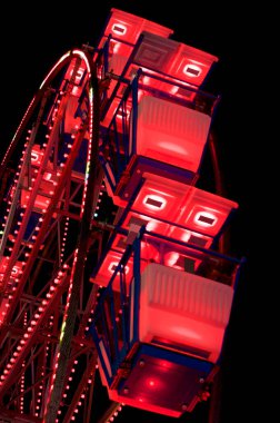 Gece gökyüzüne karşı Kırmızı ve Mavi dönme dolaba bakıyorum..