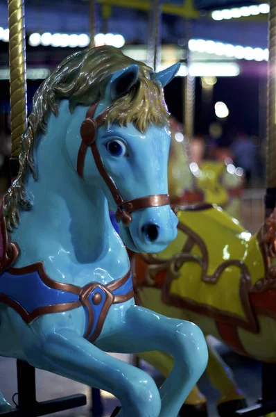 Azul Brillante Caballo Carrusel Alegre Dar Vuelta Carnaval Noche Cerca —  Fotos de Stock