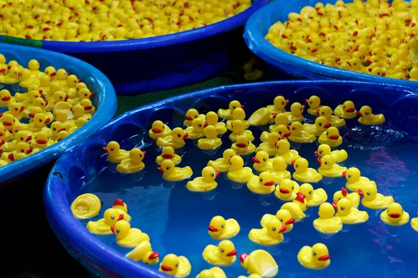 Numerosas Piscinas Azuis Infantis Cheias Patos Borracha Amarela Parque Diversões — Fotografia de Stock