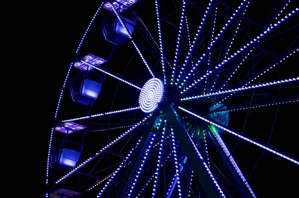 Blick Auf Beleuchtetes Lila Blaues Riesenrad Nachthimmel Zeigt Achse — Stockfoto