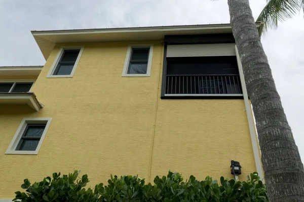 Regardant Grand Mur Jaune Maison Générique Dans Sud Ouest Floride — Photo