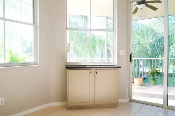 Brightly Lit Empty Room Door Windows Letting Sunlight Showing Balcony — Stock Photo, Image