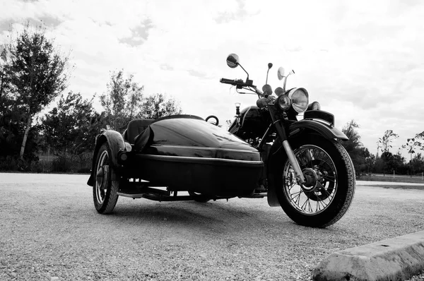 Черно Белое Изображение Старинного Винтажного Мотоцикла Коляской Открытой Парковке — стоковое фото