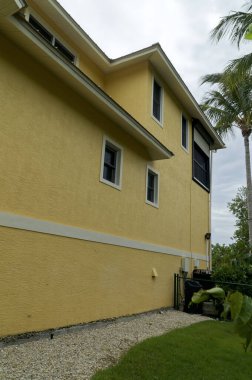 Geniş açı açılı dış görünümü genel Florida binası ya da palmiye ağaçlı ev