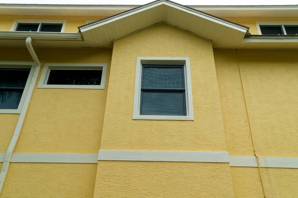 一般的なフロリダの建物や屋根のピークを示す家の外観のビュー — ストック写真