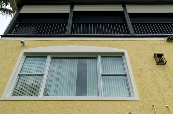 Взгляд Большое Окно Тенями Большим Экраном Балконе — стоковое фото