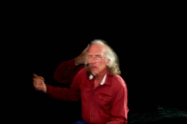 Gözlerinin üzerini şeffaf bir elle kapatan ve görmemiş gibi davranan eşsiz bir çoklu flaş görüntüsü..