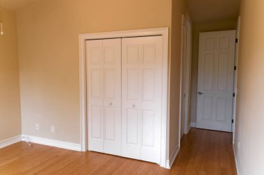 boş tarafsız oda ahşap zeminli ve birçok kapılı