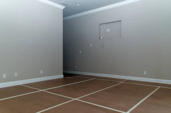 Een Grote Lege Neutrale Kamer Met Tape Vloer Vormt Een — Stockfoto